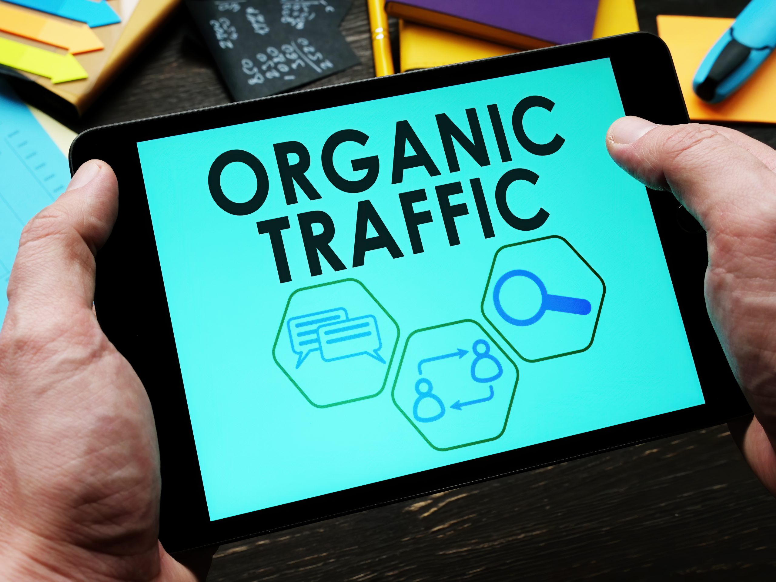 A man reads information about organic traffic on a tablet.